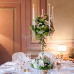 Candelabro elegante decorato con ortensie e rose con candele a steo