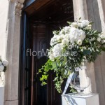 Addobbo portale esterno chiesa con vasi di vetro e composizioni in stile inglese
