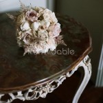 Bouquet romantico con rose inglesi e astilbe rosa cipria