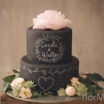 Wedding cake effetto lavagna con delicata decorazione floreale