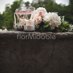 Decorazione romantica balconata con fiori e candele